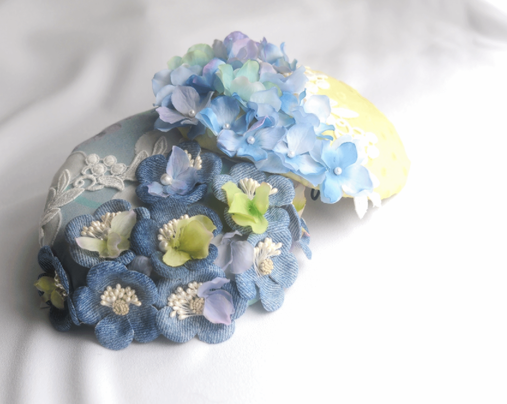 手作りの青いお花とデニムのアクセサリー